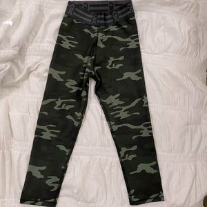 Good American - The Icon leggings in camo print. Size 1 or xs/small. BNWOT